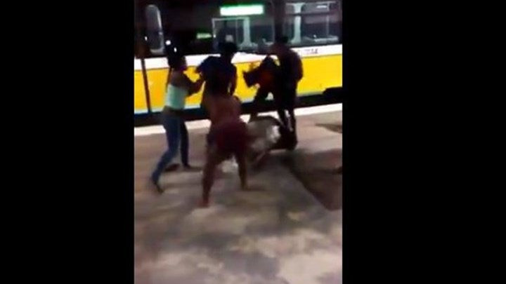 Σοκαριστικό βίντεο – Τους ζήτησε να μην καπνίζουν και τον πλάκωσαν στο ξύλο!